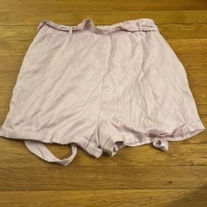 Mi Ami (Francesca’s) paper beg waist belted shorts • size L